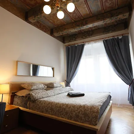 At The Blue Lion And Parking Assistance Apartman Prága