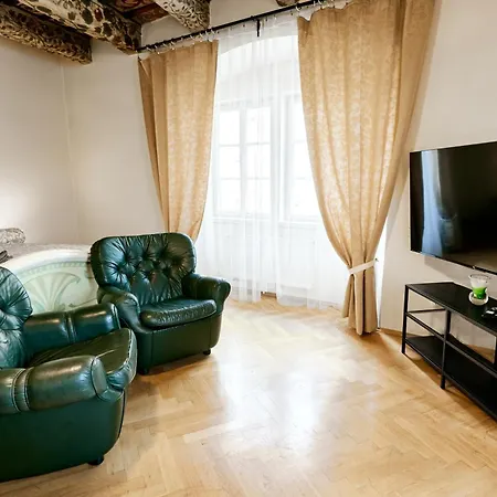 At The Blue Lion And Parking Assistance Apartman *