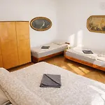 At The Blue Lion And Parking Assistance Apartmán *