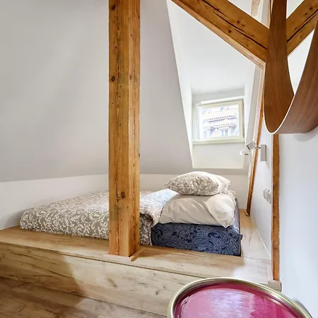 At The Blue Lion And Parking Assistance アパート