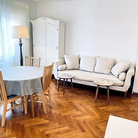 Apartment At The Blue Lion & Parking Assistance