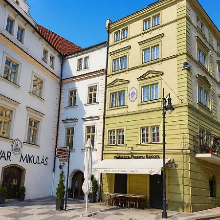 At The Blue Lion And Parking Assistance Praag